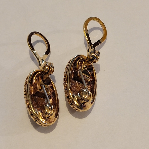 VINTAGE PREMIER USA ,GOLD COLOR OVAL CLIP ON ERRINGS - Picture 6 of 6